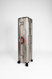 La valise grande taille M de chez Eliteshell, avec les dimensions illustrées : Extérieur – 30 x 31.5 x 117 cm Intérieur – 28 x 28.5 x 110 cm